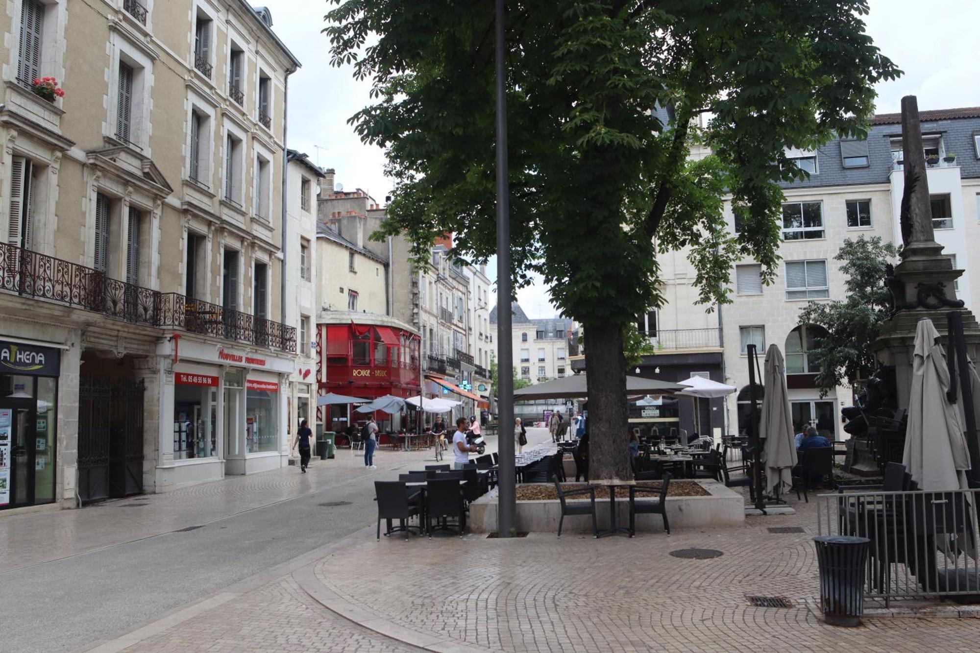 Chambres Poitiers Centre Ville - Salle De Bain, Refrigerateur, Tv Et Machine A Cafe Privatifs - Cuisine Commune - Terrasse - Hotel De Ville A 200M Экстерьер фото